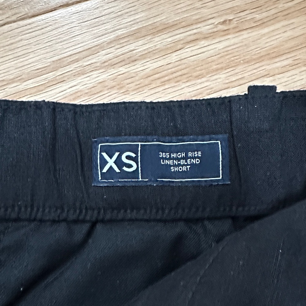 GAP Women's Classic Black Shorts - Picture 2 of 3